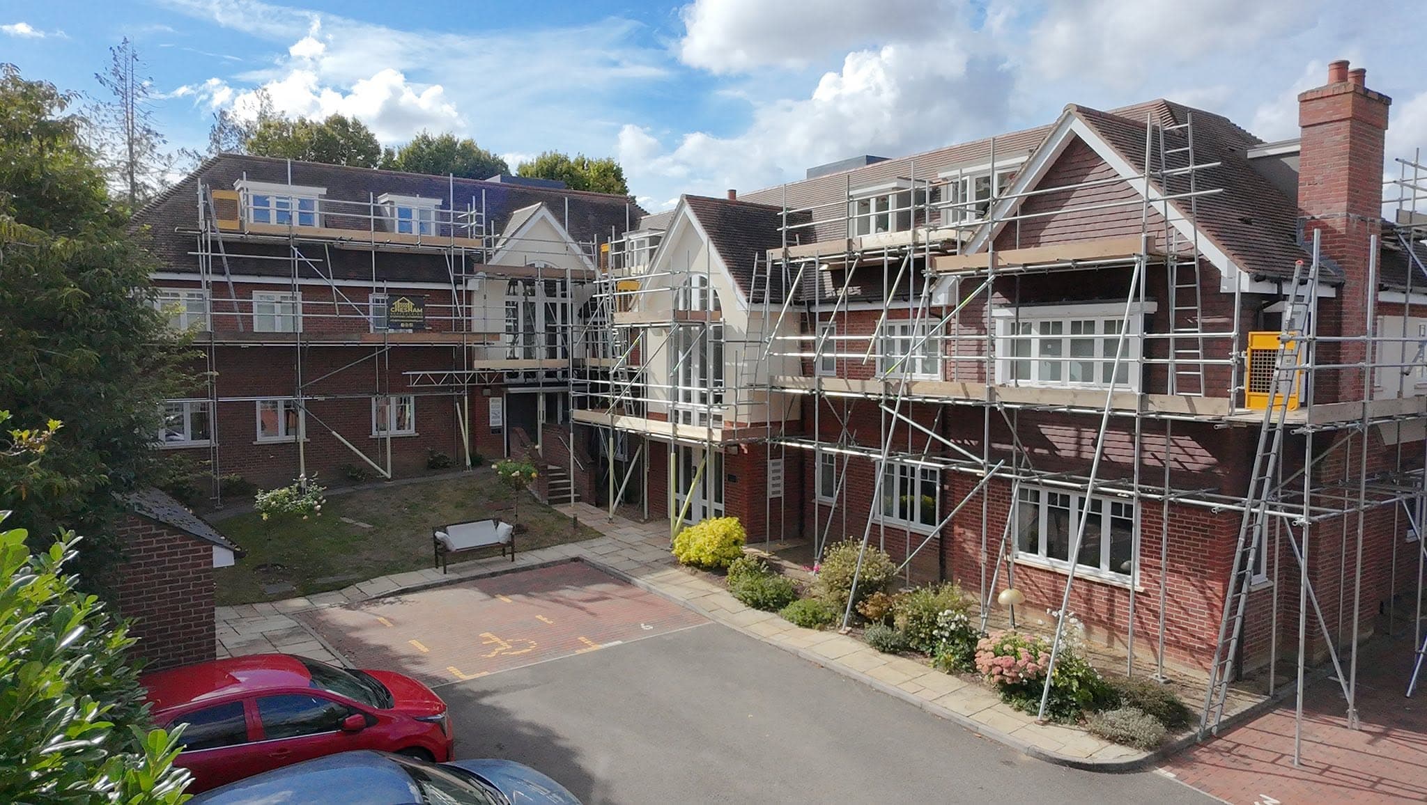 Scaffold across two three-storey residential buildings around a courtyard