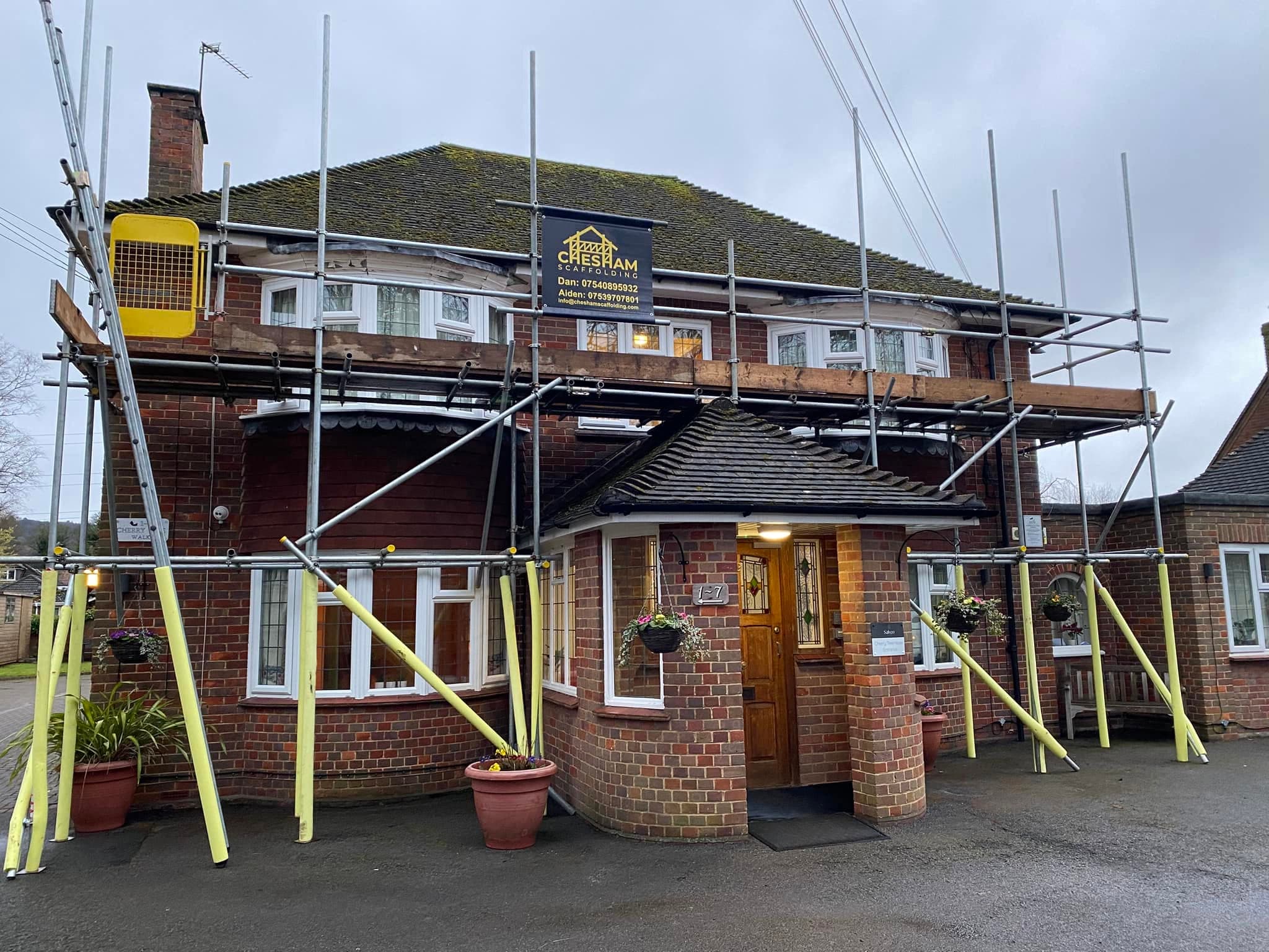 1930s semi with wrap-round scaffold and yellow guards